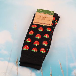 Online wholesale strawberry pattern cotton breathable <em>men</em> women socks